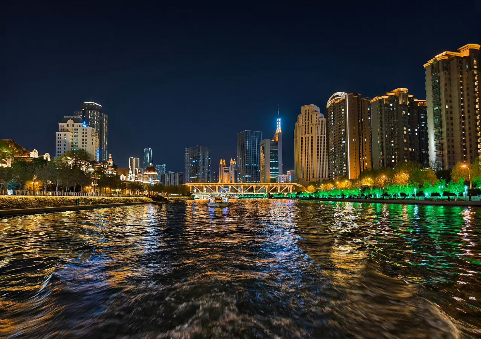 海河沿岸环境是真不错,天津距离北京不远,很适合来周末乘船赏夜景