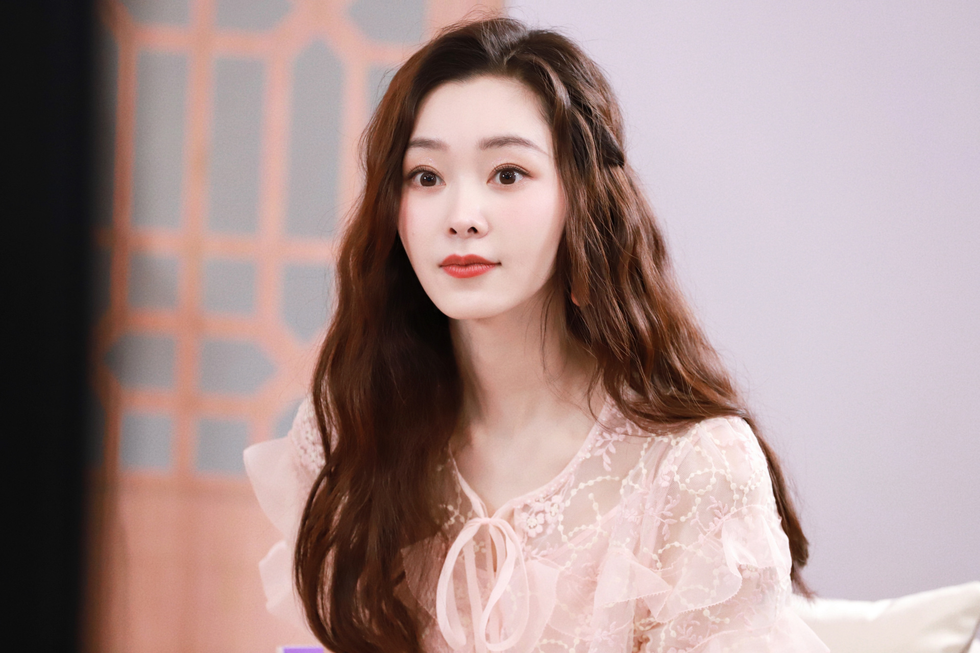 宋轶的笑容灿烂如阳光,气质迷人宛若晚风.