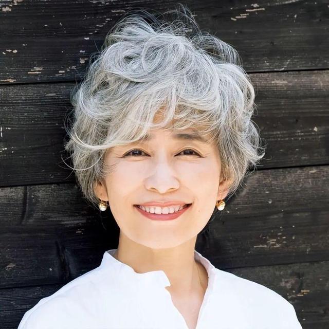 四五十岁,头发白了,你会选择几个.@沐雪夕月的动态