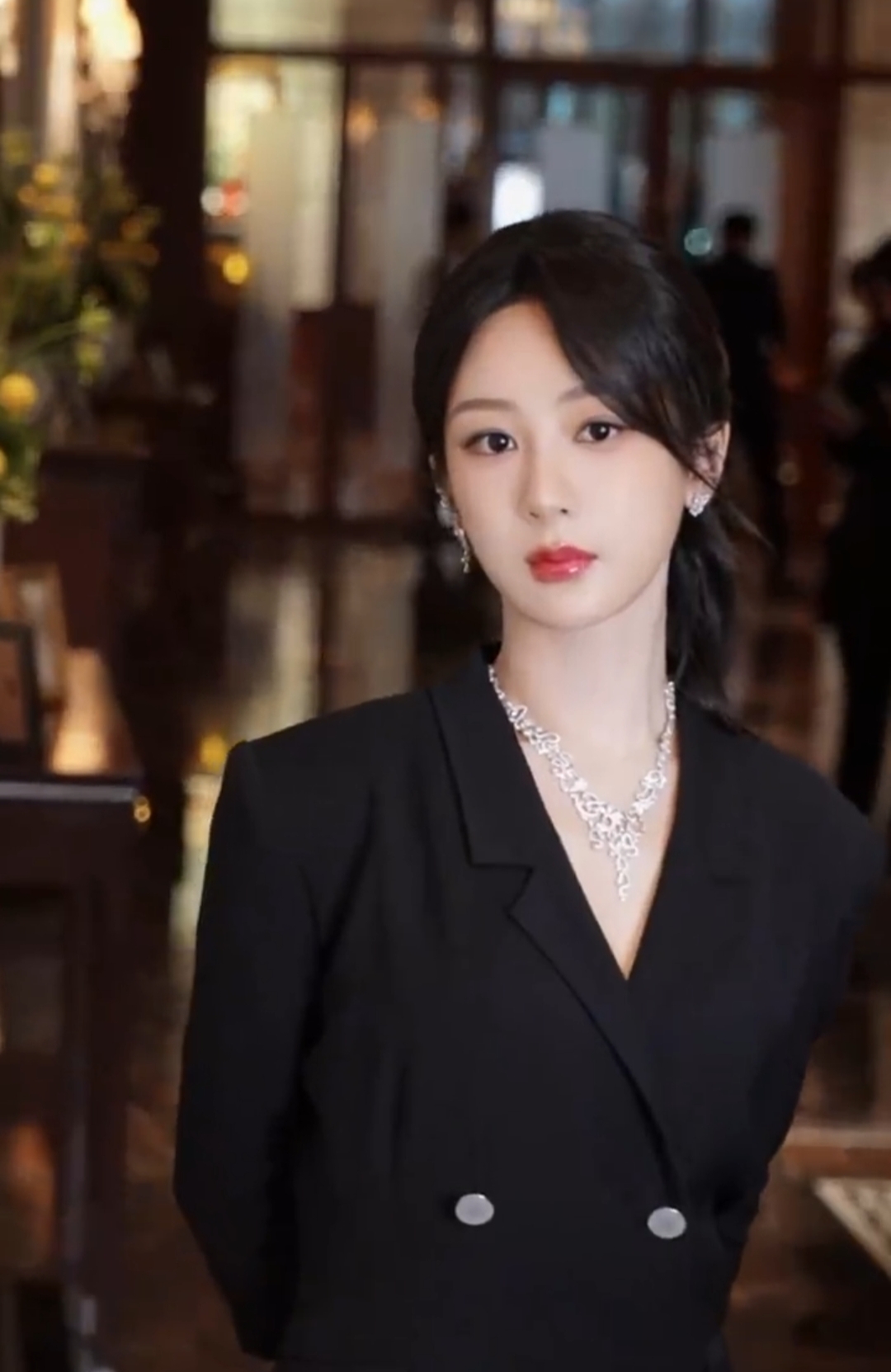 杨紫财阀千金妆 杨紫这个财阀千金妆太美了太适合她了紫妹这气场