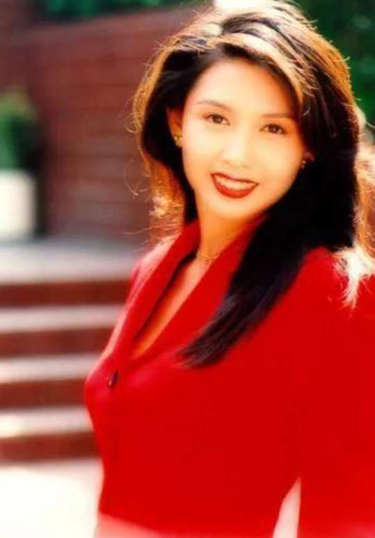 1987年,19岁的邱淑贞意外看到了"香港小姐"正在招募各地优秀选手,有过