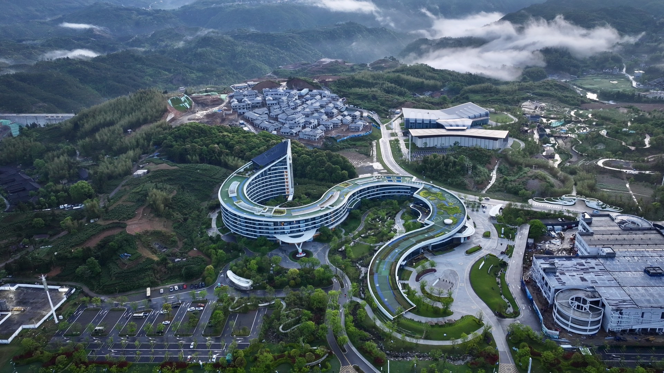 温州第一网红建筑物,由亿联控股集团投资的泰顺华东大峡谷氡泉旅游