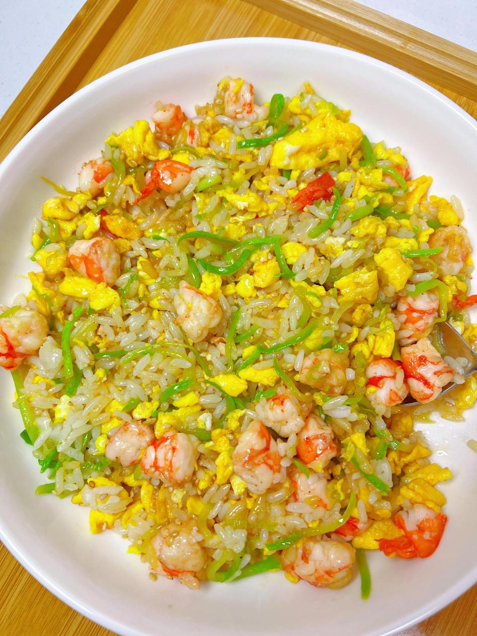 谁懂这一碗炒饭的幸福感啊 西葫芦虾仁炒饭真的太香了, 有鸡蛋有虾