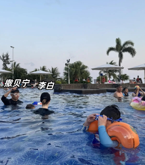 撒贝宁一家4口三亚旅游,李白穿泳衣好白皙,撒贝宁穿潮牌好时髦