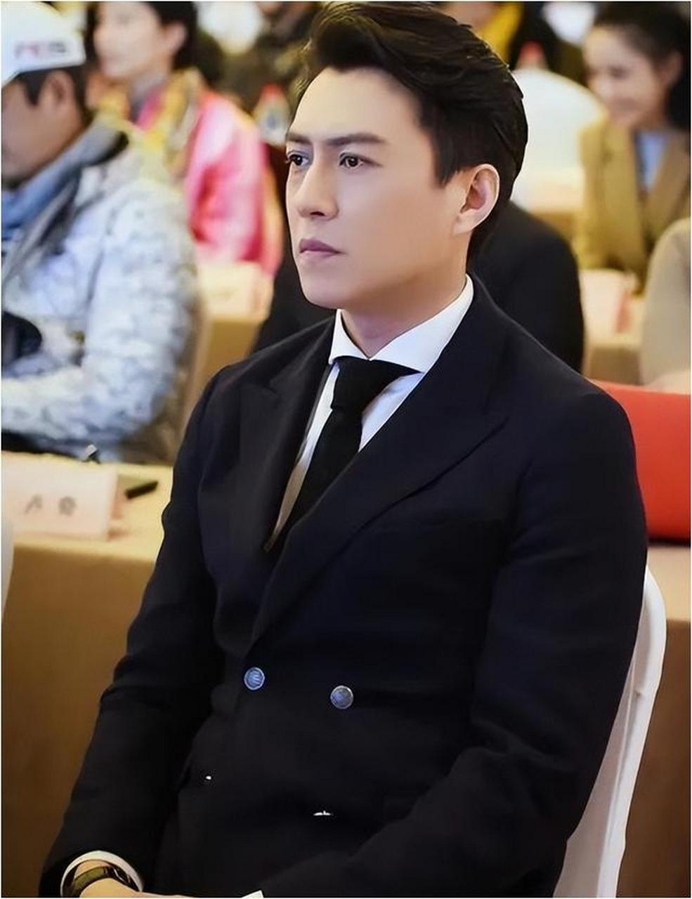 靳东经历两段失败感情和父母离异,但凭借努力和才华,成功转型为演员和
