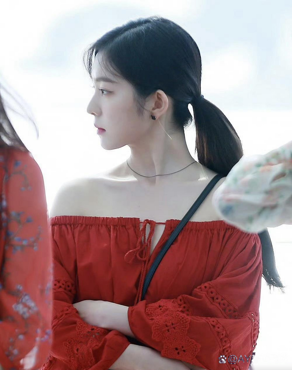 裴珠泫一字领红裙机场好漂亮,好喜欢她的眼睛