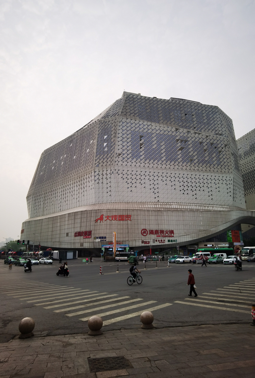 郑州"大观国贸"这一片,早上五六点,一批人在直播卖衣服,真的是一批人.