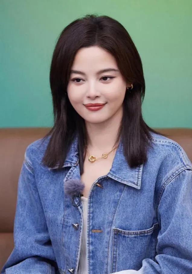 原来近日有传言辛芷蕾和翟天临两人已经领证,没想到工作室火速辟谣