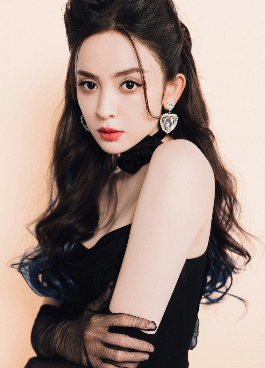 古力娜扎,黑丝手套吊带裙,魅力十足