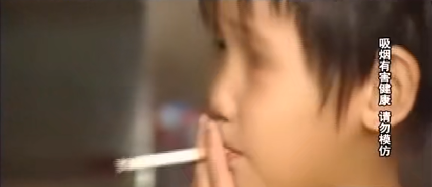 回顾3岁女孩车祸后性情大变抽烟上瘾一天一包不给就发脾气