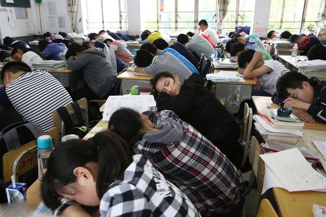 我太想睡觉了起不来罚站高三女孩崩溃深夜哭诉评论区沦陷