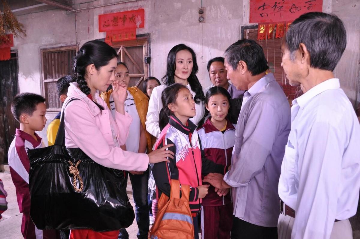 担心彭彩金出了什么事,伶俐就告诉了班主任陈秋香老师.