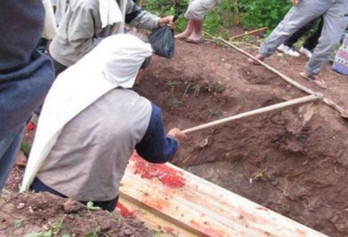 2019年山东一女子上午上吊下午埋葬,警方刨坟后,发现丈夫的秘密