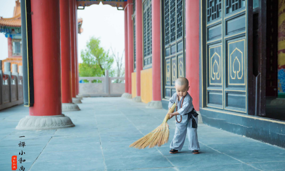 小和尚打伞图片