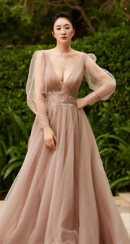 李小冉的魅力,已经可以说是国内女星中的顶流,被网友们称为是"国民