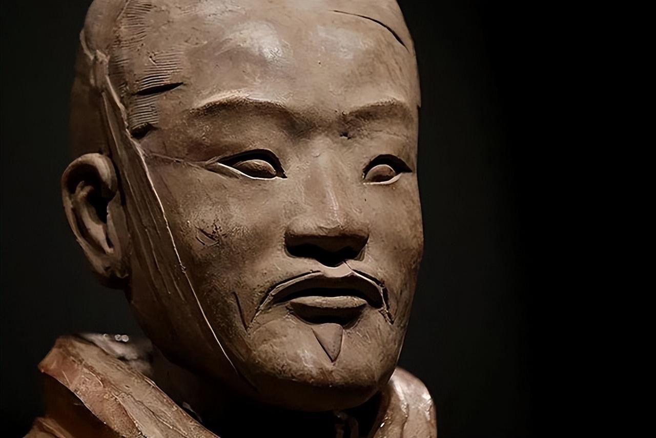 18年美国男子掰断兵马俑手指,却被判无罪,辩护人:他只是个孩子