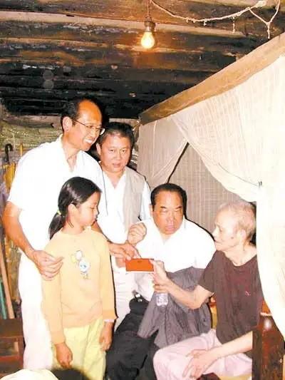 担心彭彩金出了什么事,伶俐就告诉了班主任陈秋香老师.