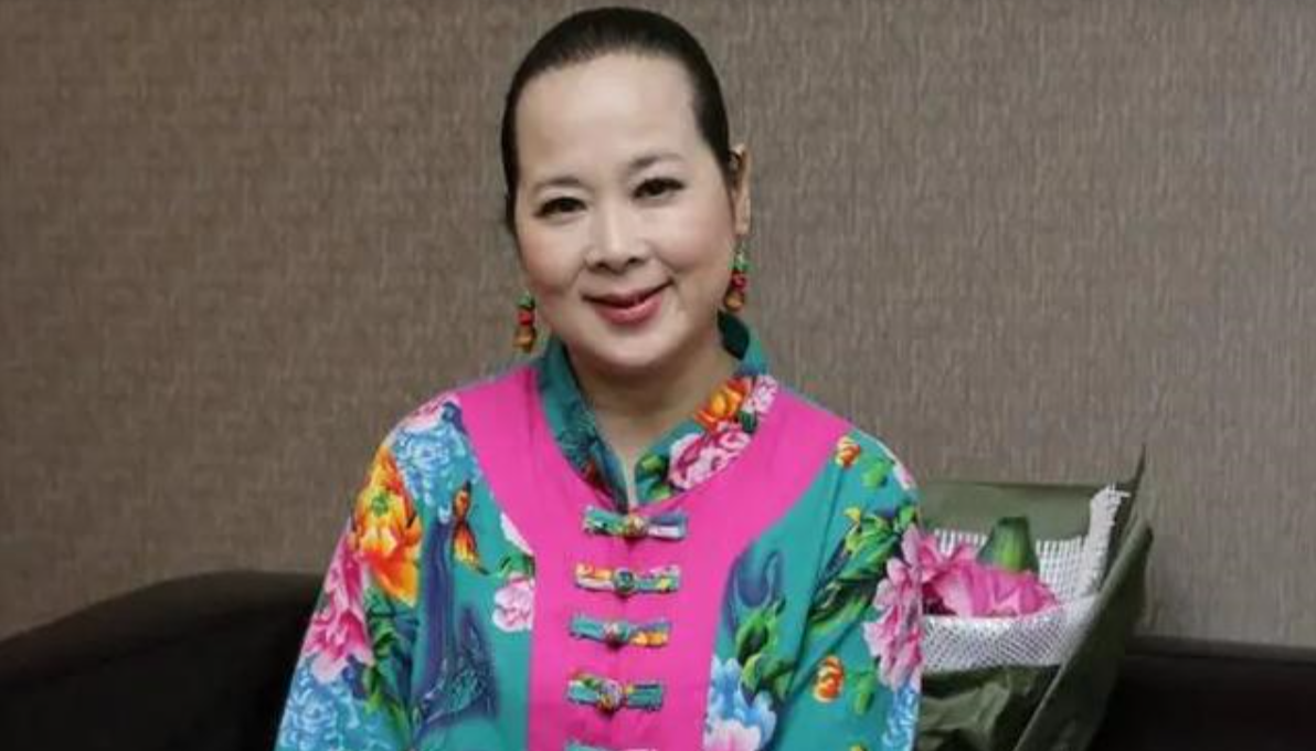 (媛凤)由于当天的观众很多,而且他的身高也很矮,所以他便挤到了前排