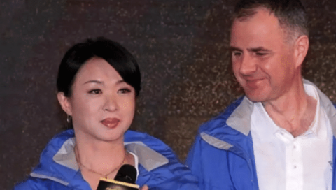 56岁金星宣布再婚发布时间暗藏玄机穿金戴银