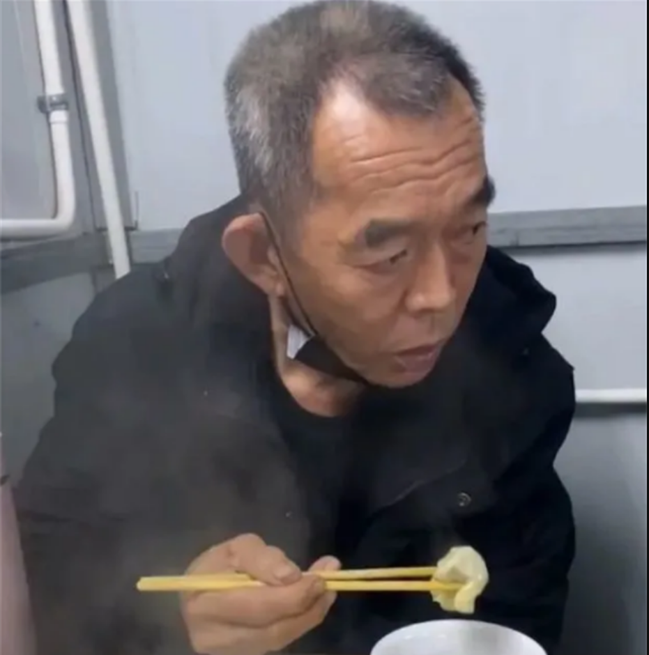 2009年,湖北小伙收留聋哑老人12年,老人寻亲成功后为何执意回来