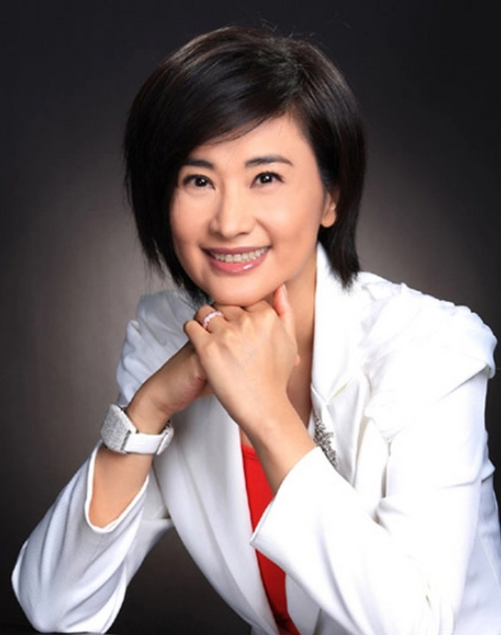 2005年,香港卫视主持人吴小莉,意外从父亲口中得知,自己还有一个亲