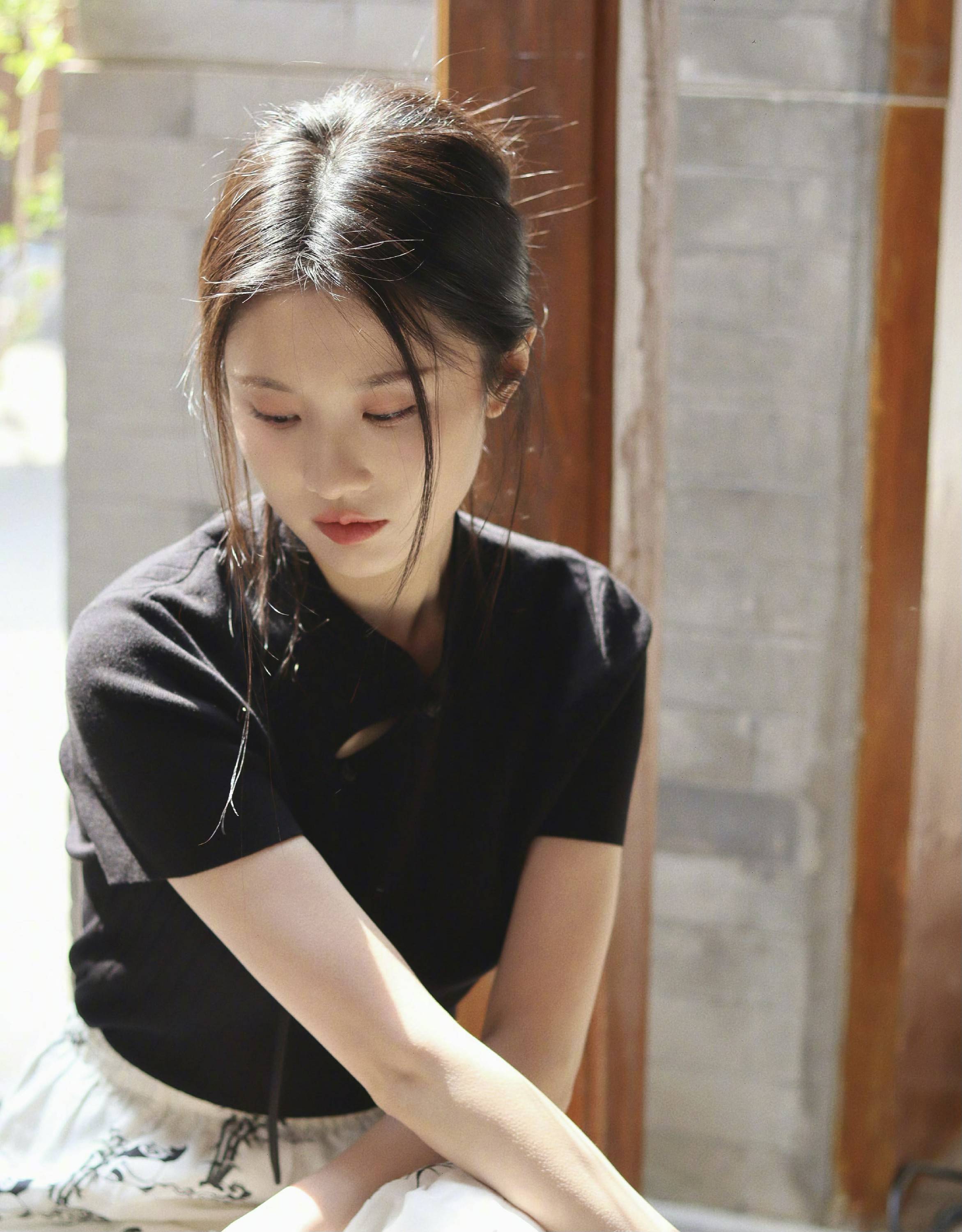 张慧雯全新时尚大片释出,新中式的高级氛围感拉到极致