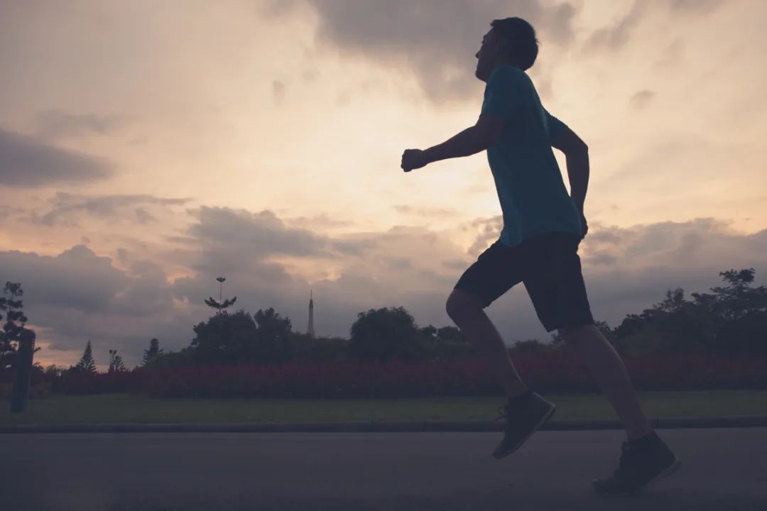 晨跑和夜跑各有其优点和适用人群,选择哪种锻炼效果更好主要取决于