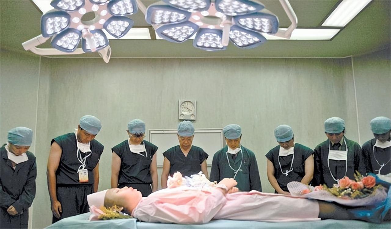 2012年17岁女孩车祸去世,肇事者逃逸,父亲含泪签下遗体捐赠书