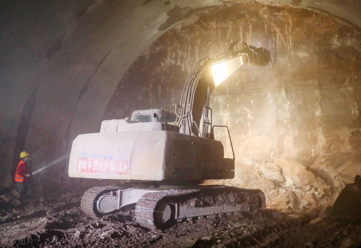 四川华蓥:西渝高铁明月镇境内草靶场隧道掘进过半,突破600米