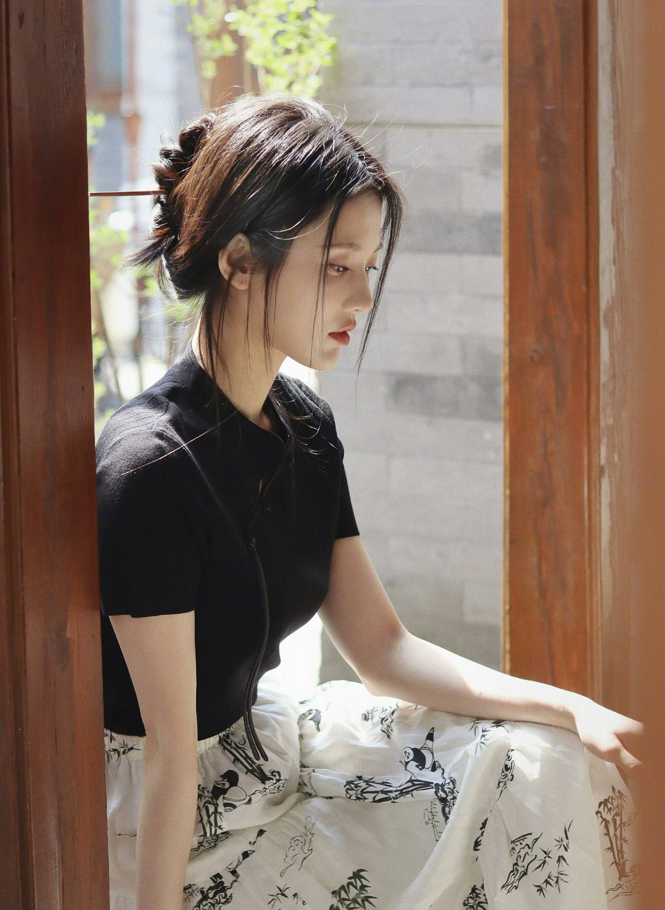 张慧雯全新时尚大片释出,新中式的高级氛围感拉到极致