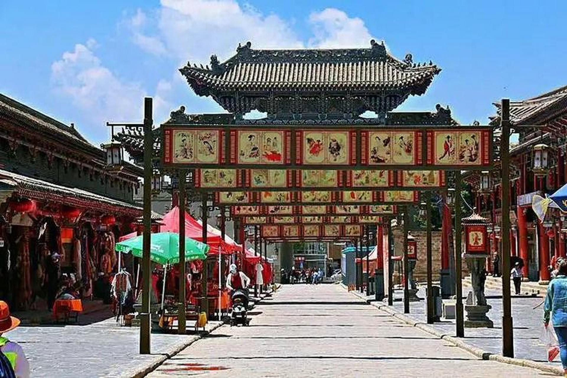 在导游阿涛的引领下,游客将穿越西宁丹噶尔古城的历史石板路,感受岁月