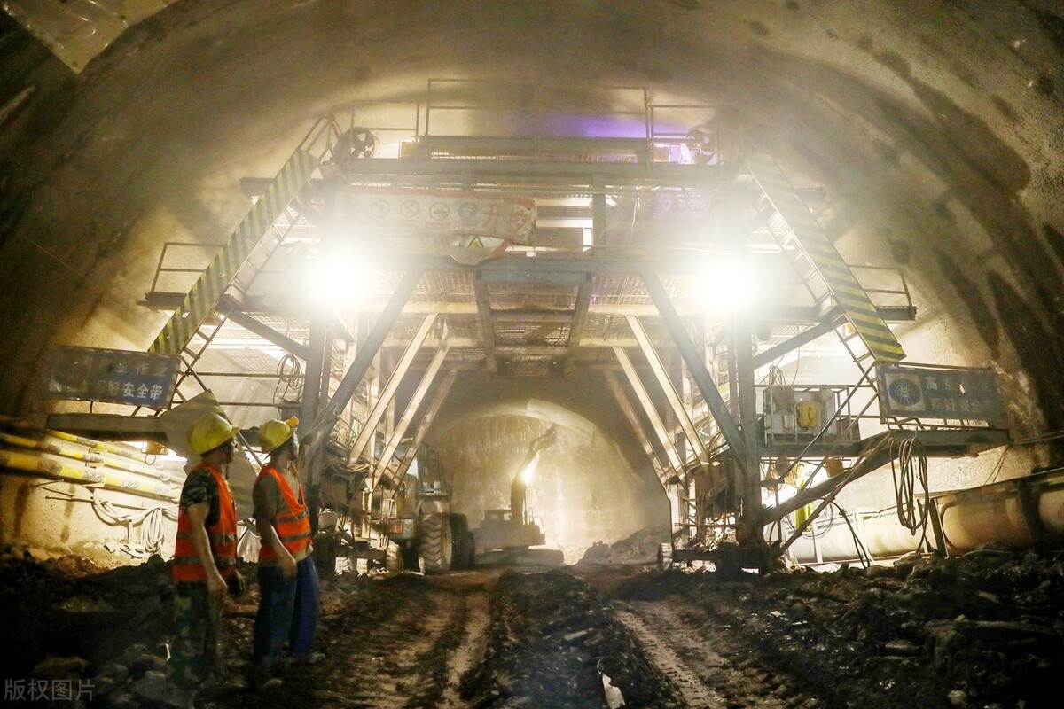 四川华蓥:西渝高铁明月镇境内草靶场隧道掘进过半,突破600米