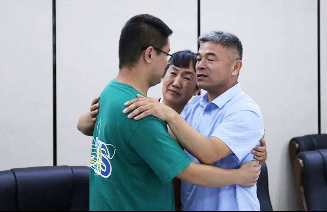 在认亲现场的时候,郭刚堂一家情绪十分激动,毕竟等了盼了24年才终于盼