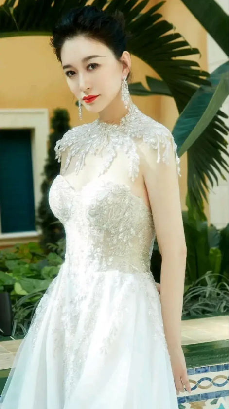 李小冉的魅力,已经可以说是国内女星中的顶流,被网友们称为是"国民