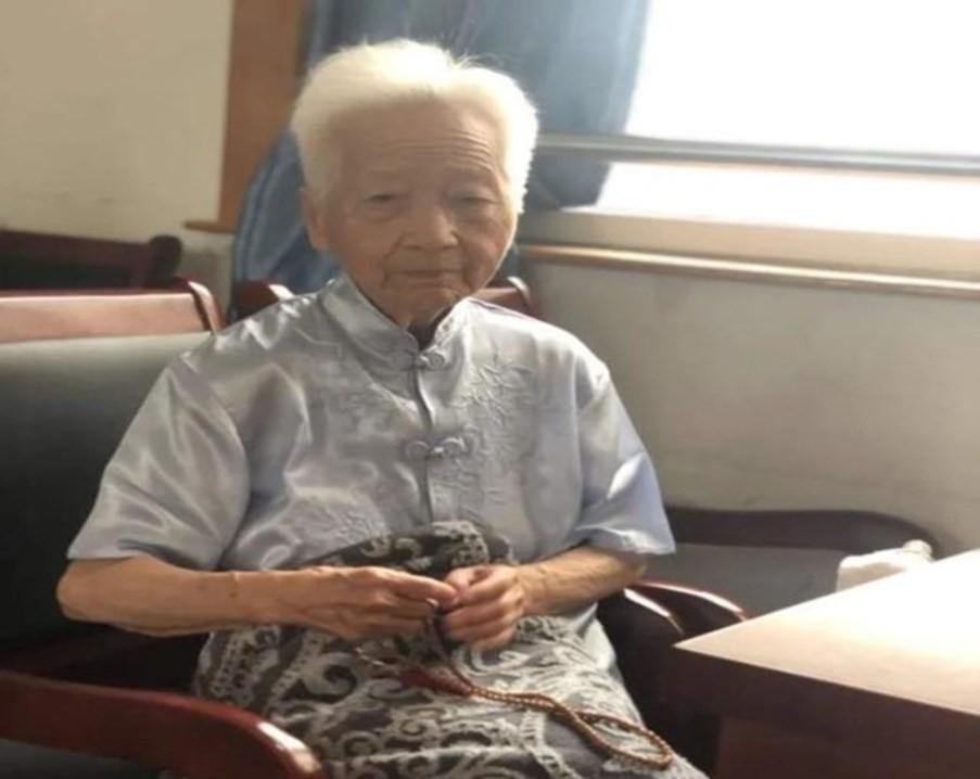 小时候是爷爷奶奶,成年后,便要面对父母的衰老.