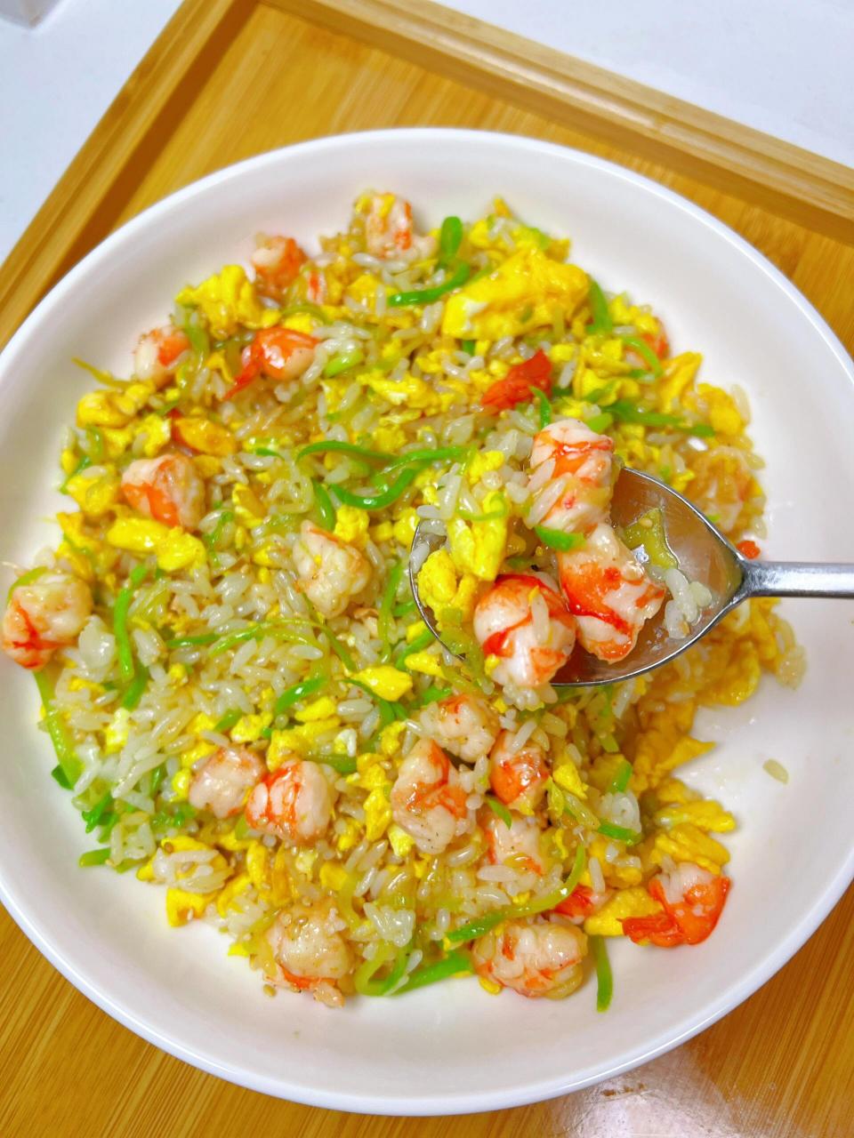 谁懂这一碗炒饭的幸福感啊 西葫芦虾仁炒饭真的太香了, 有鸡蛋有虾