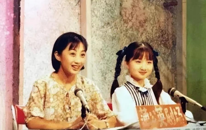 蒋小涵:嫁圈外丈夫,36岁大龄生子,丈夫一家把她宠成宝