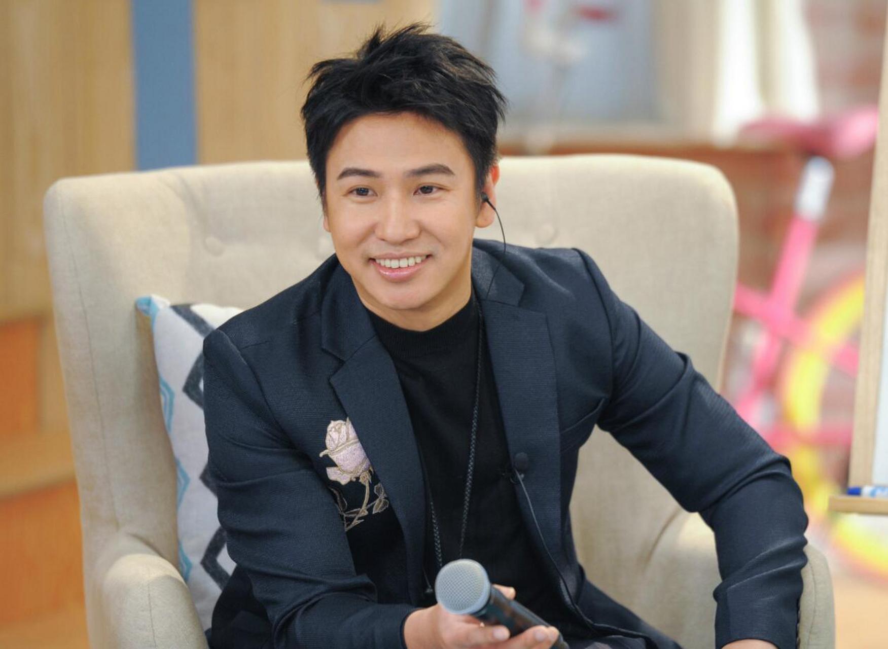 【欧弟自曝卖跑车养女儿】 4月17日,欧弟在为新综艺宣传时表示,自己