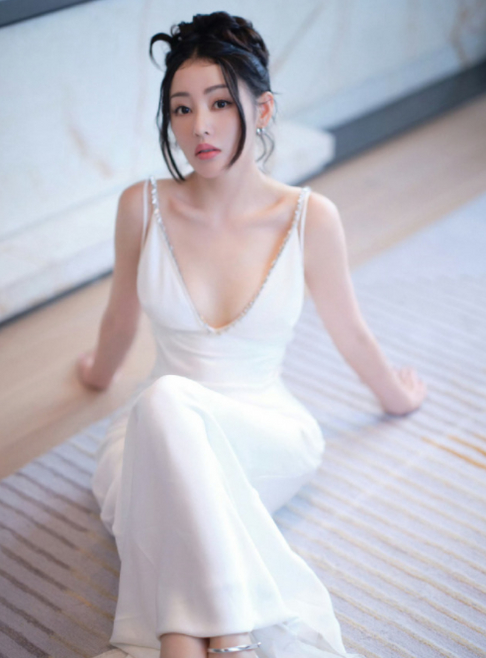 张天爱的白色深v礼服,身材真好哦