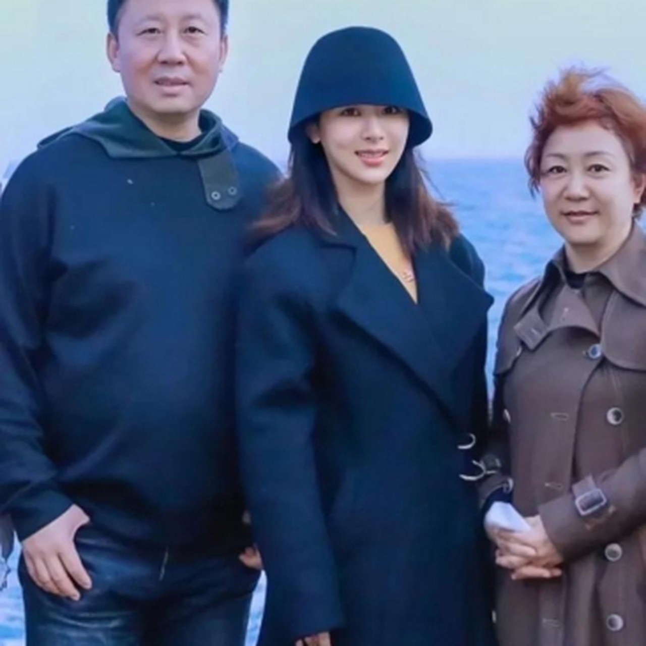 杨紫儿时全家福曝光,家人五官相似度极高,宛如共用一张脸.
