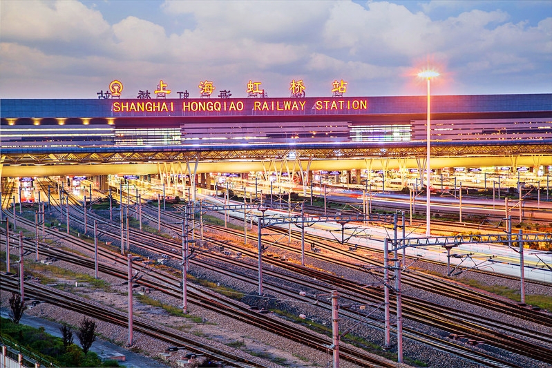 上海虹桥综合交通枢纽位于上海中心城区西侧的虹桥机场旁,是在老虹桥