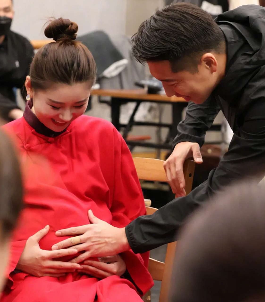 李小萌发布了一张怀孕的照片,虽然穿着宽松的衣服,但她可爱的小腹仍然