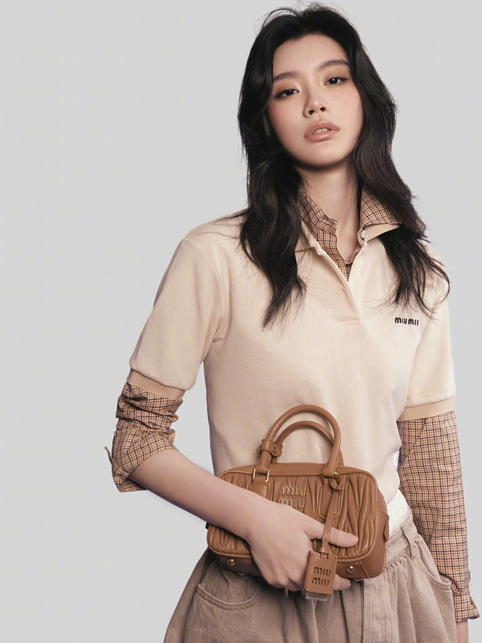 春季变美计划# 奚梦瑶美图来了,她穿了一件咖啡调卡其色的中长款芬侣