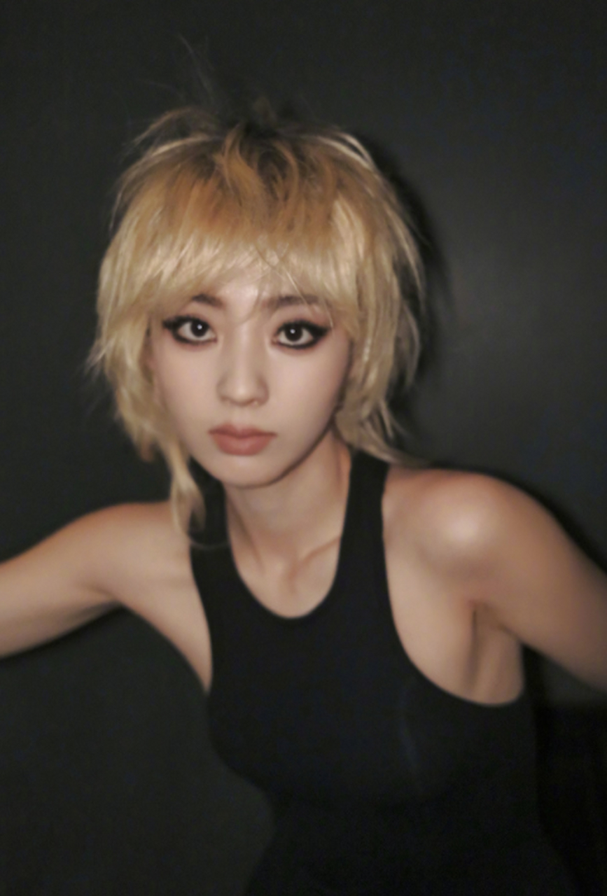 邢菲的金色短发照