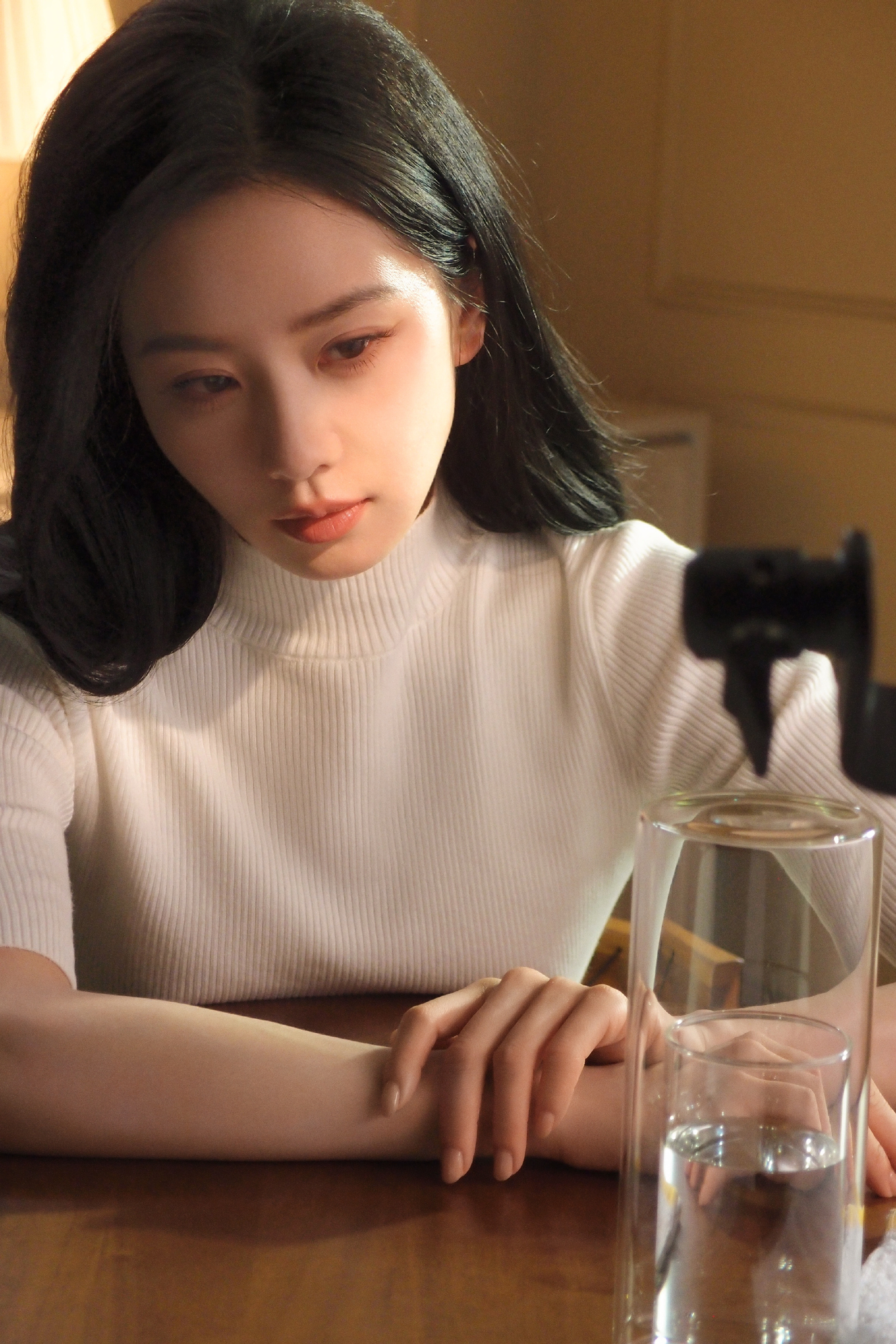 刘诗诗穿白色高领毛衣,清冷月光气质扑面而来,简约中不失优雅