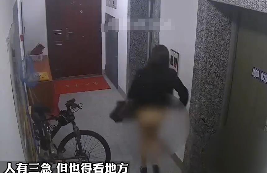 辣眼!女子在电梯门口掀裙子当众排便,监控曝光,评论区炸锅