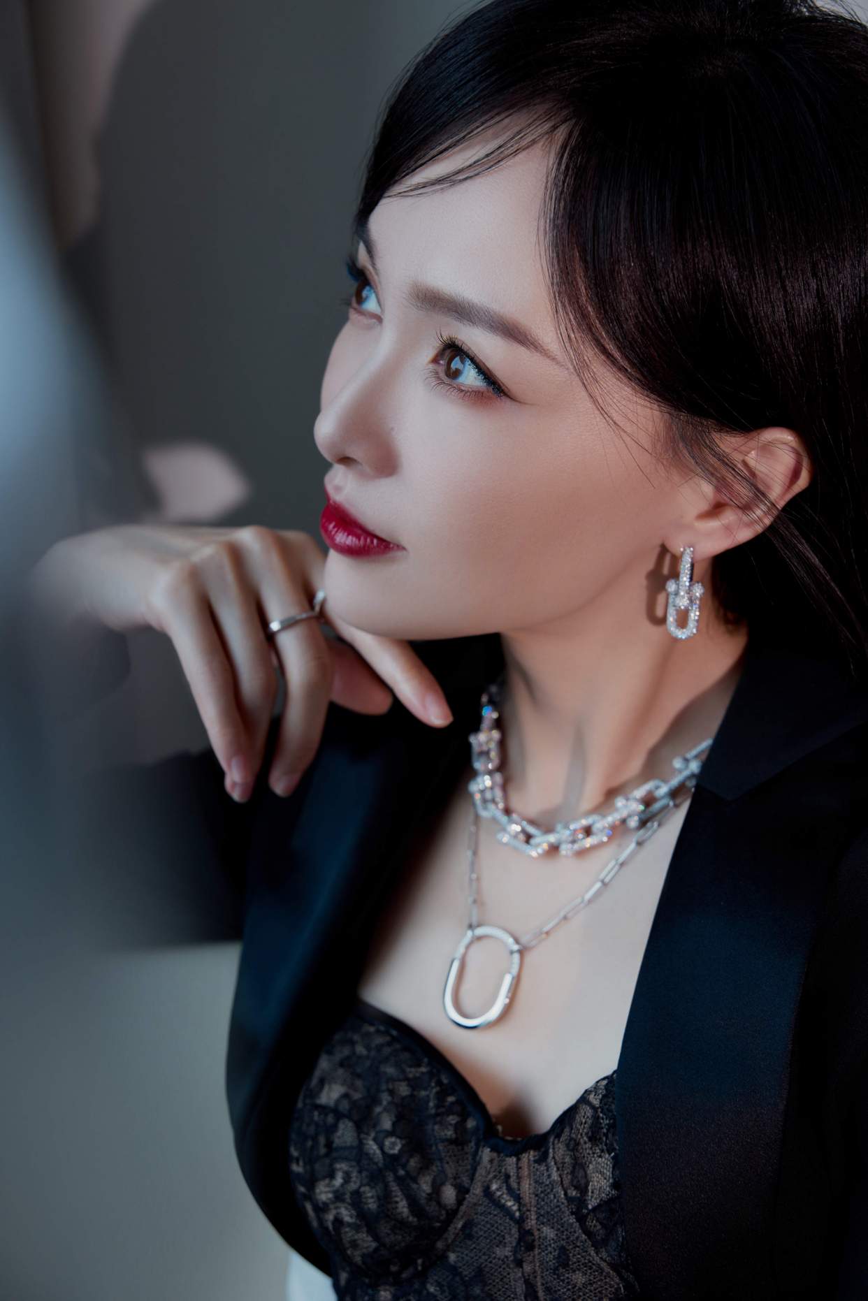 唐嫣黑西装搭配镂空蕾丝裙,美腿吸睛,红唇冷艳撩人,御姐范十足