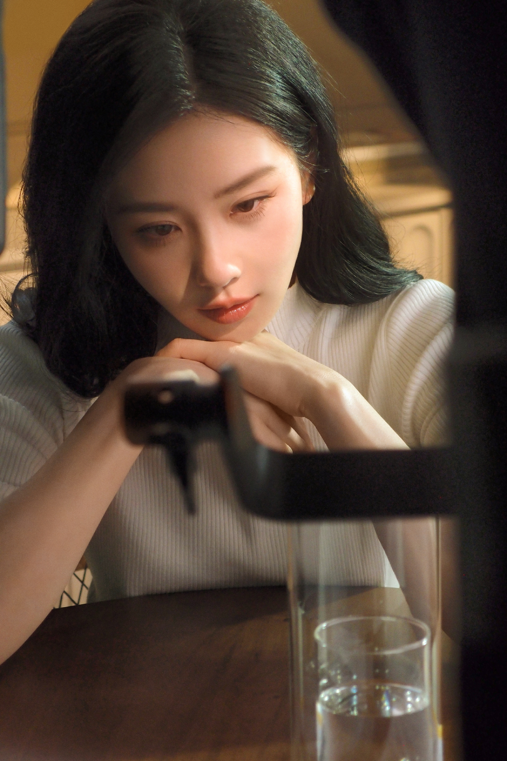 刘诗诗穿白色高领毛衣,清冷月光气质扑面而来,简约中不失优雅