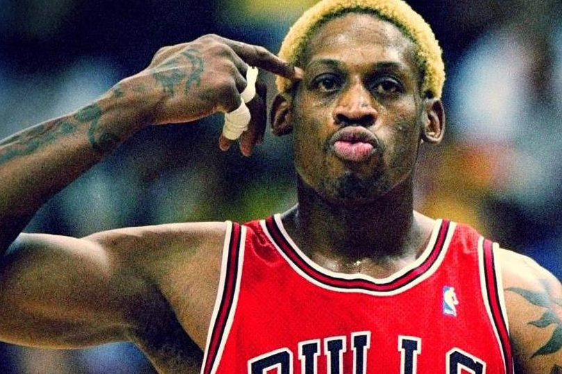 罗德曼是篮球历史上的巨星,擅长篮板和防守,但进攻能力同样出色