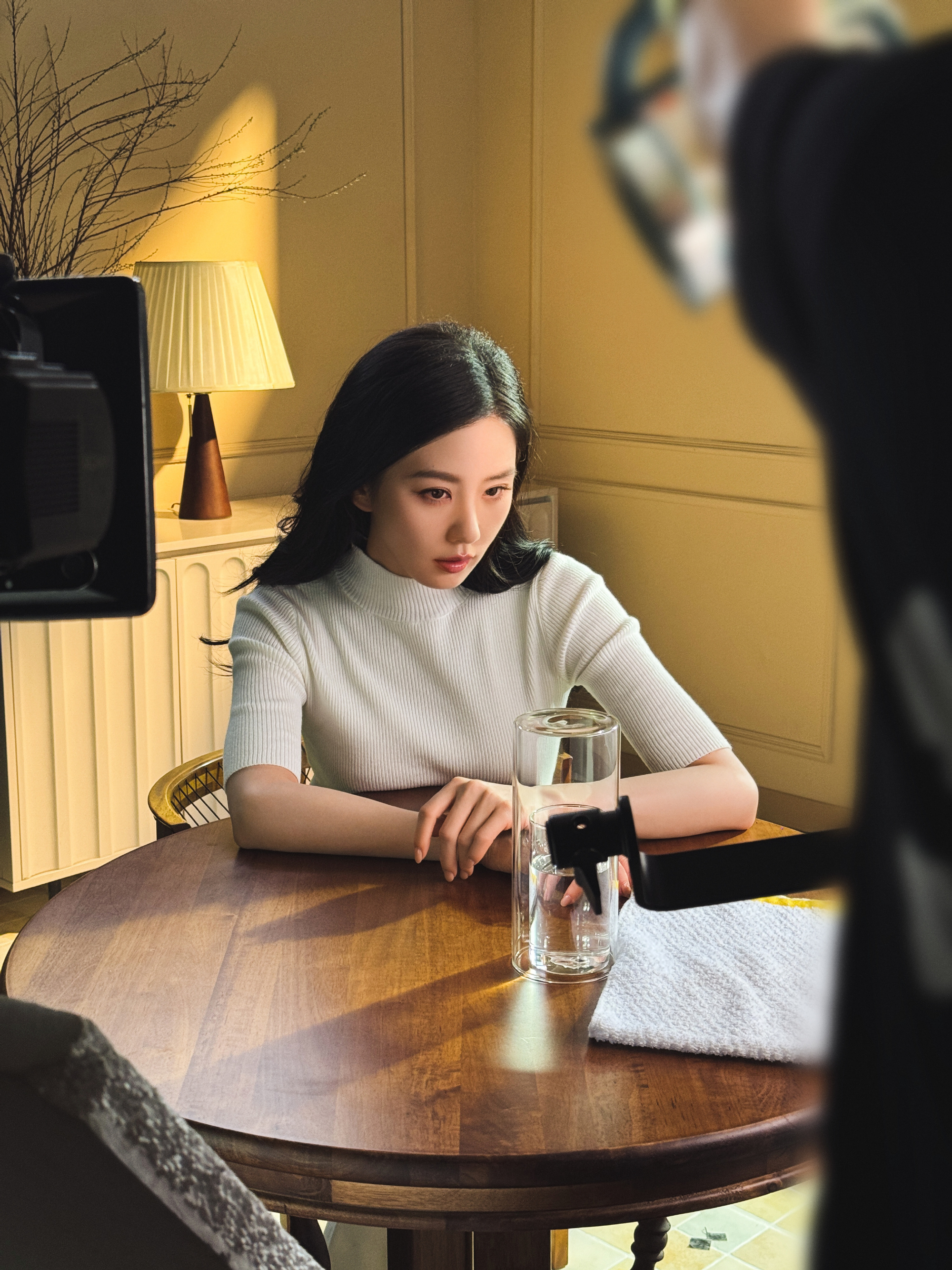 刘诗诗穿白色高领毛衣,清冷月光气质扑面而来,简约中不失优雅